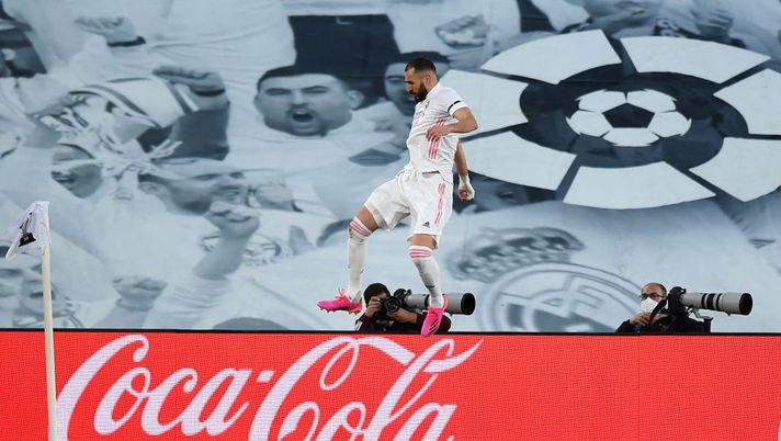MADRID, SPAIN - MAY 09: Karim Benzema of Real Madrid celebrates a goal which was later ruled out for offside during the La Liga Santander match between Real Madrid and Sevilla FC at Estadio Alfredo Di Stefano on May 09, 2021 in Madrid, Spain. Sporting stadiums around Spain remain under strict restrictions due to the Coronavirus Pandemic as Government social distancing laws prohibit fans inside venues resulting in games being played behind closed doors. (Photo by Denis Doyle/Getty Images) MADRID, SPAIN - MAY 09: Karim Benzema of Real Madrid celebrates a goal which was later ruled out for offside during the La Liga Santander match between Real Madrid and Sevilla FC at Estadio Alfredo Di Stefano on May 09, 2021 in Madrid, Spain. Sporting stadiums around Spain remain under strict restrictions due to the Coronavirus Pandemic as Government social distancing laws prohibit fans inside venues resulting in games being played behind closed doors. (Photo by Denis Doyle/Getty Images)