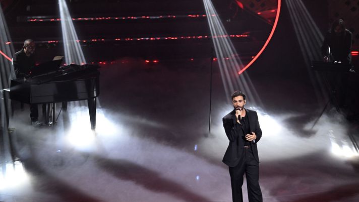 SANREMO, ITALY - FEBRUARY 05: Marco Mengoni attends the 72nd Sanremo Music Festival 2022 at Teatro Ariston on February 05, 2022 in Sanremo, Italy. (Photo by D.Venturelli/Daniele Venturelli/Getty Images ) Maneskin, Blanco e Mengoni: chi tifa Roma vince Sanremo - immagine 1