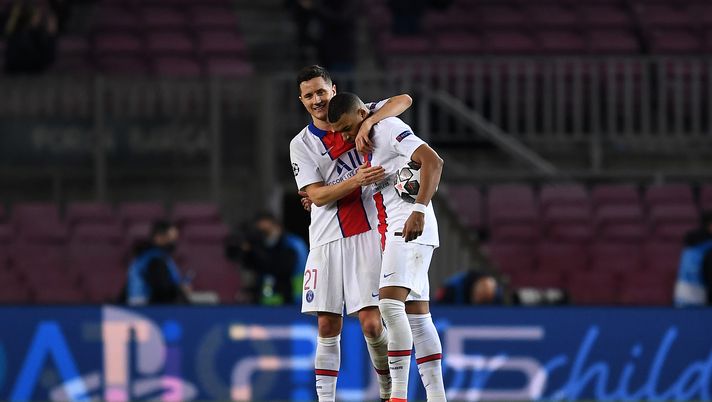 BARCELONA, SPAIN - FEBRUARY 16: Kylian Mbappe of Paris Saint-Germain is congratulated by team mate Ander Herrera as he holds the match ball after scoring a hat-trick during the UEFA Champions League Round of 16 match between FC Barcelona and Paris Saint-Germain at Camp Nou on February 16, 2021 in Barcelona, Spain. Sporting stadiums around Spain remain under strict restrictions due to the Coronavirus Pandemic as Government social distancing laws prohibit fans inside venues resulting in games being played behind closed doors. (Photo by David Ramos/Getty Images) Psg, Mbappé è in pericolo: minacce di morte per il sette francese! - immagine 1