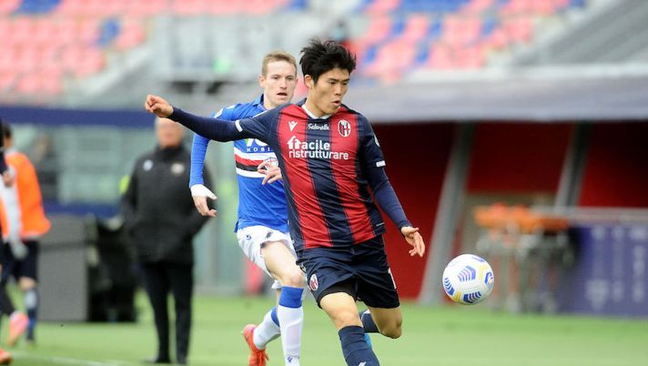 BOLOGNA, ITALY - MARCH 14: Takehiro Tomiyasu of Bologna FC in action during the Serie A match between Bologna FC and UC Sampdoria at Stadio Renato Dall'Ara on March 14, 2021 in Bologna, Italy. (Photo by Mario Carlini / Iguana Press/Getty Images) Tomiyasu, Simy, Kechrida, Medel: le ultime di formazione su Bologna-Salernitana - immagine 1