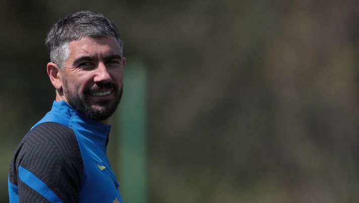 COMO, ITALY - APRIL 22: Aleksandar Kolarov of FC Internazionale looks on during the FC Internazionale training session at the club's training ground Suning Training Center in memory of Angelo Moratti on April 22, 2021 in Como, Italy. (Photo by Emilio Andreoli - Inter/Inter via Getty Images) Mihajlovic vuole Kolarov, ma l’Inter non molla: “Proposto rinnovo. E lui potrebbe dire sì” - immagine 1
