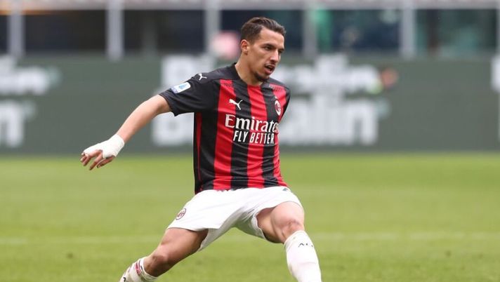 MILAN, ITALY - APRIL 18: Ismael Bennacer of AC Milan in action during the Serie A match between AC Milan and Genoa CFC at Stadio Giuseppe Meazza on April 18, 2021 in Milan, Italy. Sporting stadiums around Italy remain under strict restrictions due to the Coronavirus Pandemic as Government social distancing laws prohibit fans inside venues resulting in games being played behind closed doors. (Photo by Marco Luzzani/Getty Images) Milan, UFFICIALE: Bennacer torna negativo al Covid, il comunicato - immagine 1