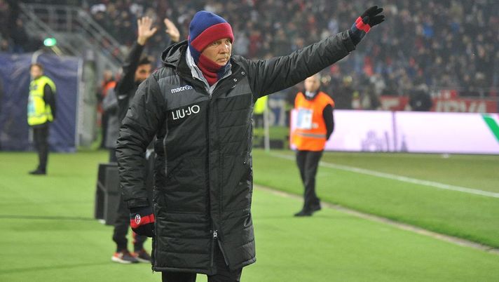 BOLOGNA, ITALY - DECEMBER 08: Sinisa Mihajlovic head coach of Bologna FC gestures prior the beginning of the Serie A match between Bologna FC and AC Milan at Stadio Renato Dall'Ara on December 08, 2019 in Bologna, Italy. (Photo by Mario Carlini / Iguana Press/Getty Images) 