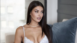 Carolina Stramare, giacca elegante e… scollatura mozzafiato: fan a bocca aperta