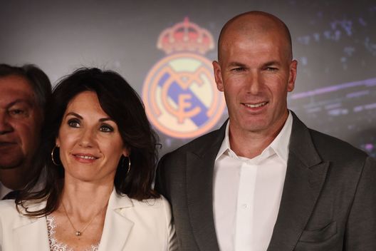 MADRID, SPAIN - MARCH 11: Zinedine Zidane (R) poses with his wife Veronique Zidane (L) after being announced as new Real Madrid head coach at Estadio Santiago Bernabeu on March 11, 2019 in Madrid, Spain. (Photo by Denis Doyle/Getty Images) United, per avere Zidane occorre convincere… Veronique: non ama Manchester - immagine 1