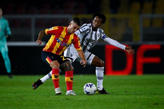 LECCE, ITALY - OCTOBER 29: Juan Cuadrado of Juventus and Gabriel Strefezza of Lecce during the Serie A match between US Lecce and Juventus at Stadio Via del Mare on October 29, 2022 in Lecce, Italy. (Photo by Daniele Badolato - Juventus FC/Juventus FC via Getty Images) Lecce
