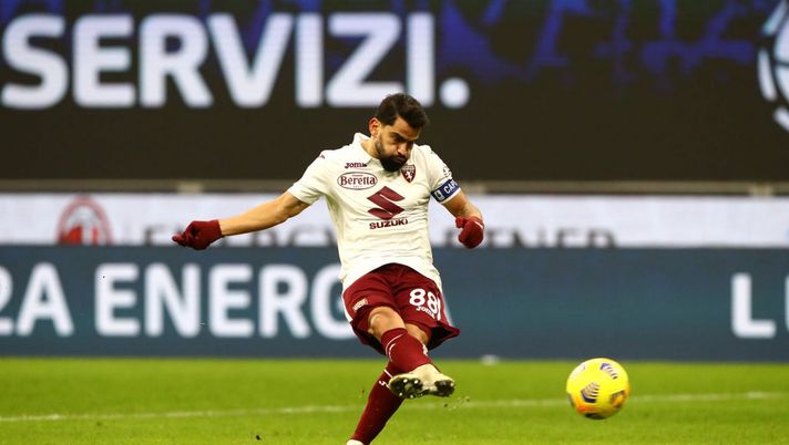 MILAN, ITALY - JANUARY 12: Tomas Rincon of Torino F.C. misses his sides fourth penalty during a penalty shoot out during the Coppa Italia match between AC Milan and Torino FC at Stadio Giuseppe Meazza on January 12, 2021 in Milan, Italy. Sporting stadiums around Italy remain under strict restrictions due to the Coronavirus Pandemic as Government social distancing laws prohibit fans inside venues resulting in games being played behind closed doors. (Photo by Marco Luzzani/Getty Images) 