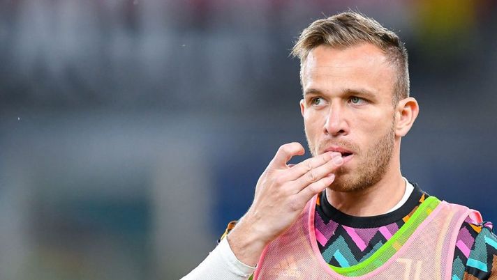 GENOA, ITALY - MAY 6: Arthur Melo of Juventus looks on during his warm-up session prior to kick-off in the Serie A match between Genoa CFC and Juventus at Stadio Luigi Ferraris on April 30, 2022 in Genoa, Italy. (Photo by Getty Images) UFFICIALE – Arthur lascia la Juve: c’è la firma con il Liverpool, ecco le cifre - immagine 1
