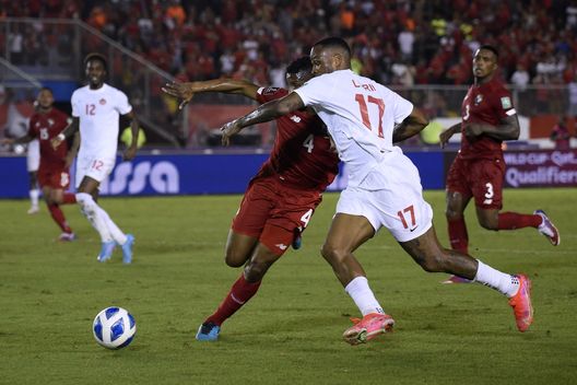 CIUDAD DE PANAMA, PANAMA - MARCH 30: Fidel Escobar of Panama fights for the ball with Cyle Larin of Canada during a match between Panama and Canada as part of Concacaf 2022 FIFA World Cup Qualifiers at Rommel Fernandez Stadium on March 30, 2022 in Ciudad de Panama, Panama. (Photo by Guillermo Legaria/Getty Images) Tentativo viola per Larin, ma manca accordo sullo stipendio. I dettagli- immagine 2