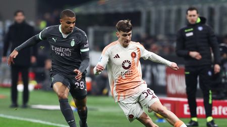MILAN, ITALY - DECEMBER 29: Alexis Saelemaekers of AS Roma controls the ball whilst under pressure from Malick Thiaw of AC Milan during the Serie A match between AC Milan and AS Roma at Stadio Giuseppe Meazza on December 29, 2024 in Milan, Italy. (Photo by Marco Luzzani/Getty Images)