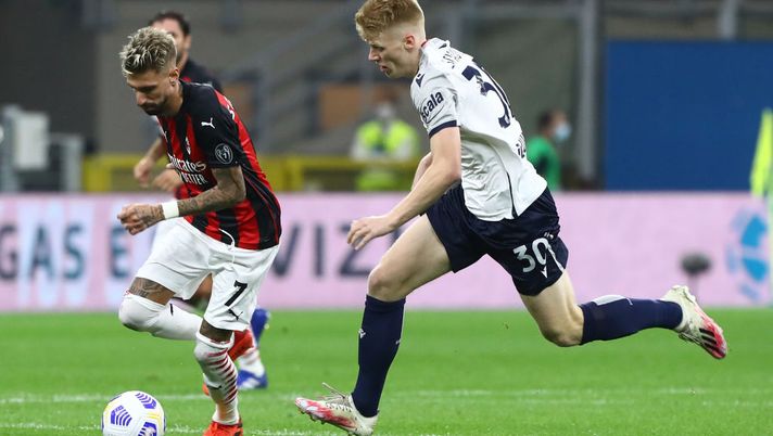 MILAN, ITALY - SEPTEMBER 21: Samuel Castillejo of AC Milan competes for the ball with Jerdy Schouten of Bologna FC during the Serie A match between AC Milan and Bologna FC at Stadio Giuseppe Meazza on September 21, 2020 in Milan, Italy. (Photo by Marco Luzzani/Getty Images) MILAN, ITALY - SEPTEMBER 21: Samuel Castillejo of AC Milan competes for the ball with Jerdy Schouten of Bologna FC during the Serie A match between AC Milan and Bologna FC at Stadio Giuseppe Meazza on September 21, 2020 in Milan, Italy. (Photo by Marco Luzzani/Getty Images)
