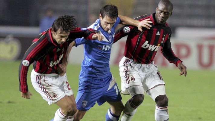 Luca Saudati, Andrea Pirlo e Clarence Seedorf in uno scontro di gioco (Getty Images) 