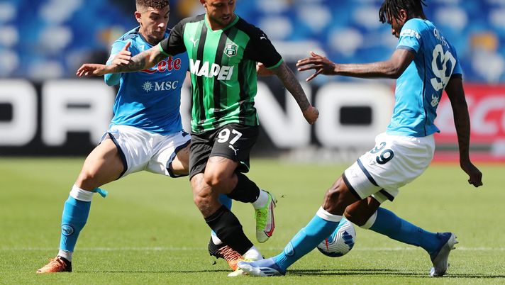NAPLES, ITALY - APRIL 30: Matheus Henrique of US Sassuolo vies with Giovanni Di Lorenzo and Andre Zambo Anguissa of SSC Napoli during the Serie A match between SSC Napoli and US Sassuolo at Stadio Diego Armando Maradona on April 30, 2022 in Naples, Italy. (Photo by Francesco Pecoraro/Getty Images) napoli sassuolo