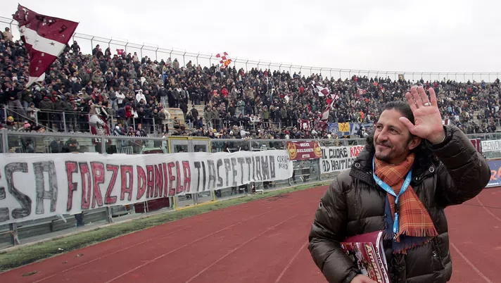 LIVORNO, ITALY - JANUARY 24:  As a former player Igor Protti of AS Livorno greets fans during the Serie A match between Livorno and Napoli at Stadio Armando Picchi on January 24, 2010 in Livorno, Italy.  (Photo by Gabriele Maltinti/Getty Images)