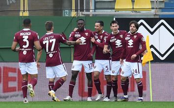  PARMA, ITALY - JANUARY 03: Wilfried Singo of Torino celebrates with Armando Izzo, Simone Verdi and team mates after scoring their sides first goal during the Serie A match between Parma Calcio and Torino FC at Stadio Ennio Tardini on January 03, 2021 in Parma, Italy. Sporting stadiums around Italy remain under strict restrictions due to the Coronavirus Pandemic as Government social distancing laws prohibit fans inside venues resulting in games being played behind closed doors. (Photo by Alessandro Sabattini/Getty Images)