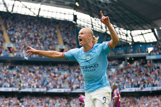 MANCHESTER, ENGLAND - AUGUST 27: Erling Haaland of Manchester City celebrates their sides third goal during the Premier League match between Manchester City and Crystal Palace at Etihad Stadium on August 27, 2022 in Manchester, England. (Photo by Lynne Cameron - Manchester City/Manchester City FC via Getty Images) Haaland: “Segnare è il mio lavoro, mi hanno acquistato per questo. Non dobbiamo prendere gol nei primi minuti” - immagine 1