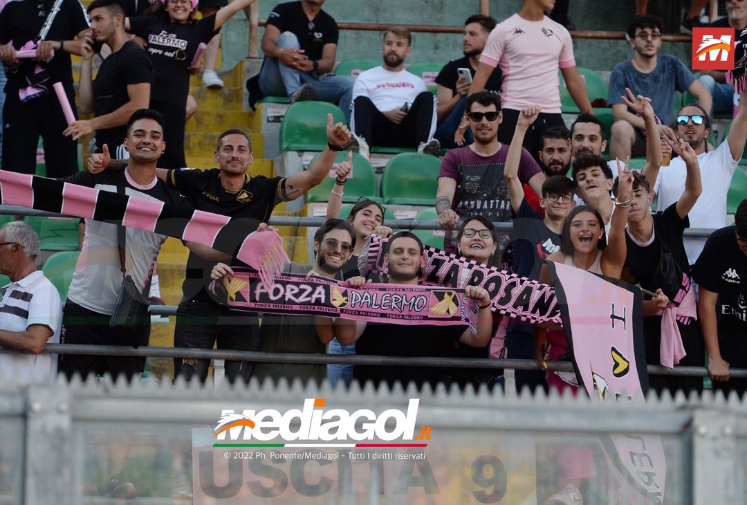 Fototifo, facce da Serie B. I tifosi allo stadio per Palermo-Padova 1-0 - immagine 68