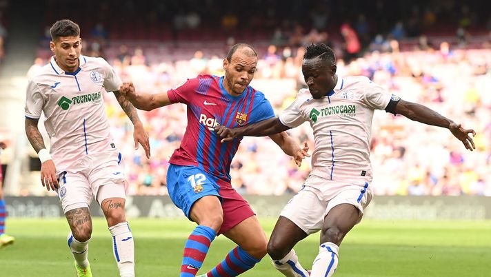 BARCELONA, SPAIN - AUGUST 29: Martin Braithwaite of FC Barcelona battles for possession with Dakonam Djene of Getafe CF during the La Liga Santander match between FC Barcelona and Getafe CF at Camp Nou on August 29, 2021 in Barcelona, Spain. (Photo by David Ramos/Getty Images) Barcellona, Braithwaite racconta: “Mio papà sempre troppo duro con me, quante paure…” - immagine 1