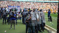 Sconfitta nel derby di Soweto: i tifosi lanciano razzi e bottiglie sul campo