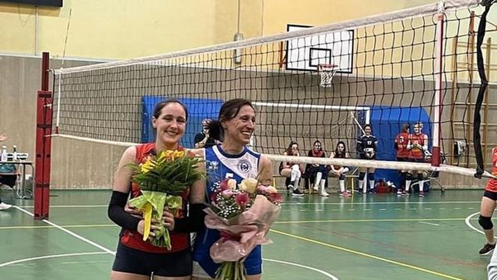Madre contro figlia nel derby di volley! Vince la 48enne Francesca tra fiori ed emozioni… Madre contro figlia nel derby di volley! Vince la 48enne Francesca tra fiori ed emozioni…