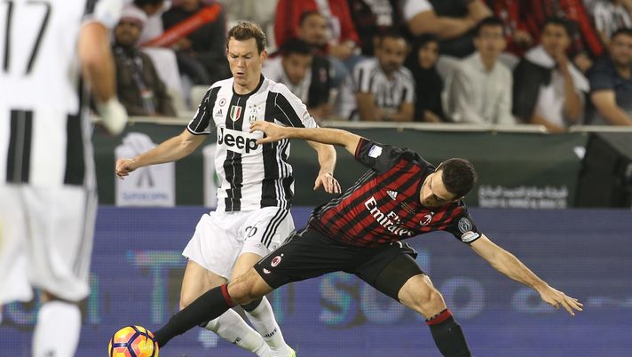 DOHA, QATAR - DECEMBER 23: Giacomo Bonaventura of AC Milan is tackled by Stephen Lichtsteiner of Juventus FC during the Supercoppa TIM Doha 2016 match between Juventus FC and AC Milan at the Jassim Bin Hamad Stadium on December 23, 2016 in Doha, Qatar. (Photo by AK BijuRaj/Getty Images) DOHA, QATAR - DECEMBER 23: Giacomo Bonaventura of AC Milan is tackled by Stephen Lichtsteiner of Juventus FC during the Supercoppa TIM Doha 2016 match between Juventus FC and AC Milan at the Jassim Bin Hamad Stadium on December 23, 2016 in Doha, Qatar. (Photo by AK BijuRaj/Getty Images)