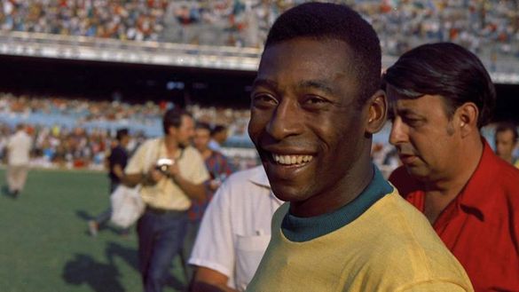 FOTO Il famoso striscione degli anni 60 che lega Pelé ai tifosi del Napoli- immagine 2