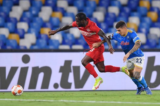 NAPLES, ITALY - SEPTEMBER 30: Victor Moses of Spartak Moskva vies with Giovanni Di Lorenzo of SSC Napoli during the UEFA Europa League group C match between SSC Napoli and Spartak Moskva at Stadio Diego Armando Maradona on September 30, 2021 in Naples, Italy. (Photo by Francesco Pecoraro/Getty Images) NAPLES, ITALY - SEPTEMBER 30: Victor Moses of Spartak Moskva vies with Giovanni Di Lorenzo of SSC Napoli during the UEFA Europa League group C match between SSC Napoli and Spartak Moskva at Stadio Diego Armando Maradona on September 30, 2021 in Naples, Italy. (Photo by Francesco Pecoraro/Getty Images)