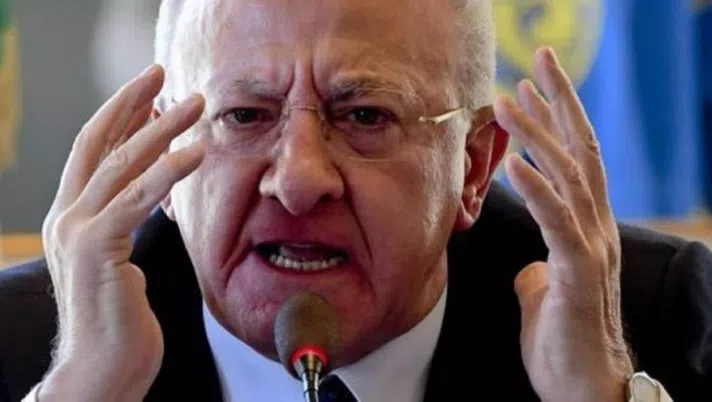 De Luca all’attacco: “La zona rossa è ridicola! In Campania non seguiremo le fasce d’età per i vaccini”