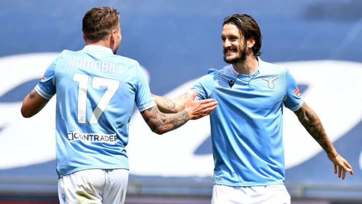 ROME, ITALY - MAY 02: Luis Alberto of SS Lazio celebrate a third goal with his team mates during the Serie A match between SS Lazio and Genoa CFC at Stadio Olimpico on May 02, 2021 in Rome, Italy. Sporting stadiums around Italy remain under strict restrictions due to the Coronavirus Pandemic as Government social distancing laws prohibit fans inside venues resulting in games being played behind closed doors. (Photo by Marco Rosi - SS Lazio/Getty Images) KIT PER LA GIORNATA – Consigli ruolo per ruolo, dai difensori fino ai centrocampisti - immagine 1