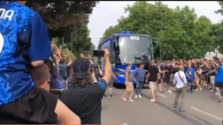 VIDEO Inter-Sampdoria, il pullman nerazzurro arriva a San Siro: il saluto della Curva