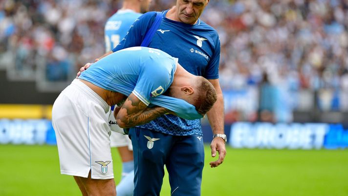 ROME, ITALY - OCTOBER 16: Ciro Immobile of SS Lazio leaves the field after injury during the Serie A match between SS Lazio and Udinese Calcio at Stadio Olimpico on October 16, 2022 in Rome, Italy. (Photo by Marco Rosi - SS Lazio/Getty Images) Lazio, Immobile c’è per la panchina: Sarri però perde un difensore - immagine 1