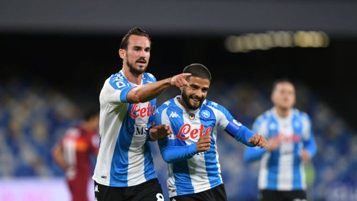 NAPLES, ITALY - NOVEMBER 29: Fabian of SSC Napoli celebrates with teammate Lorenzo Insigne after scoring their sides second goal during the Serie A match between SSC Napoli and AS Roma at Stadio San Paolo on November 29, 2020 in Naples, Italy. Sporting stadiums around Italy remain under strict restrictions due to the Coronavirus Pandemic as Government social distancing laws prohibit fans inside venues resulting in games being played behind closed doors. (Photo by Francesco Pecoraro/Getty Images) Napoli, da Ospina e Mario Rui al tridente: la formazione per oggi - immagine 1