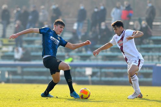 MILAN, ITALY - DECEMBER 22: Cesare Casadei of FC Internazionale in action with Giorgio Savini of Torino FC during the Primavera 1 match between FC Internazionale U19 and Torino FC at Suning Youth Development Centre in memory of Giacinto Facchetti on December 22, 2021 in Milan, Italy. (Photo by Mattia Pistoia - Inter/Inter via Getty Images) Torino, ecco chi è Casadei: fisico e vizio del gol per il gioiellino dell’Inter- immagine 2