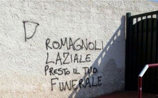 Le scritte apparse nelle vicinanze della casa di Romagnoli (Fonte: gazzetta.it) Le scritte apparse nelle vicinanze della casa di Romagnoli (Fonte: gazzetta.it)