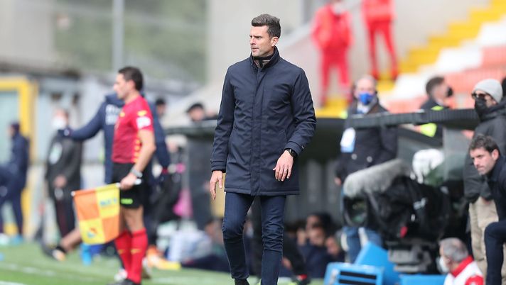 LA SPEZIA, ITALY - NOVEMBER 28: Thiago Motta manager of Spezia Calcio looks on during the Serie A match between Spezia Calcio and Bologna FC at Stadio Alberto Picco on November 28, 2021 in La Spezia, Italy. (Photo by Gabriele Maltinti/Getty Images) Gazzetta – Quando Arnautovic disse: “Motta è il giocatore più intelligente con cui abbia giocato” - immagine 1