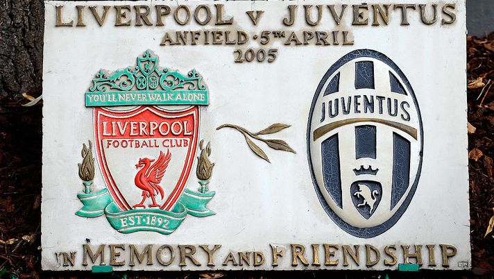 TURIN, ITALY - MAY 29: The Heysel commemorative ceremony on May 29, 2010 in Turin, Italy. The ceremony remembers the disaster 25 years ago at Heysel Stadium when a wall collapsed before a Juventus - Liverpool match and 39 people were killed and 600 were injured. (Photo by Claudio Villa/Getty Images) Heysel, Imola, 11 settembre: quando “The show must go on” - immagine 1