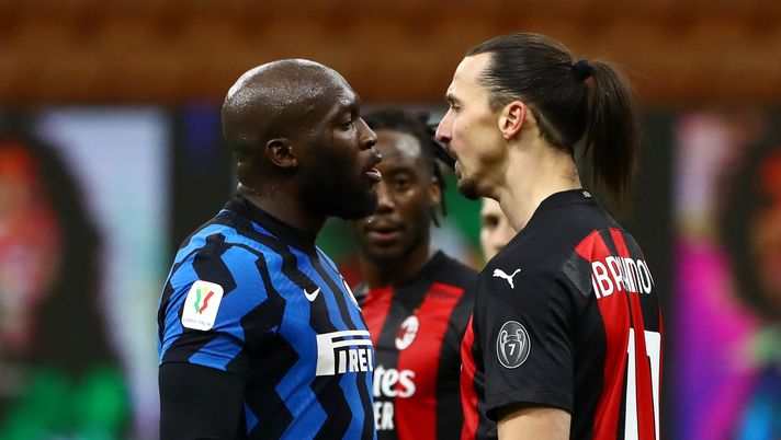 MILAN, ITALY - JANUARY 26: Romelu Lukaku of FC Internazionale clashes with Zlatan Ibrahimovic of AC Milan during the Coppa Italia match between FC Internazionale and AC Milan at Stadio Giuseppe Meazza on January 26, 2021 in Milan, Italy. Sporting stadiums around Italy remain under strict restrictions due to the Coronavirus Pandemic as Government social distancing laws prohibit fans inside venues resulting in games being played behind closed doors. (Photo by Marco Luzzani/Getty Images) Milano… senza corona Lukaku e Ibra e i re del derby: come Milito e due insospettabili- immagine 2