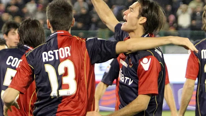 CAGLIARI, ITALY - FEBRUARY 05:Robert acquafresca celebrated the goal    during the Serie A match between Cagliari Calcio and Juventus FC at Stadio Sant'Elia on February 5, 2011 in Cagliari, Italy.  (Photo by Enrico Locci/Getty Images)