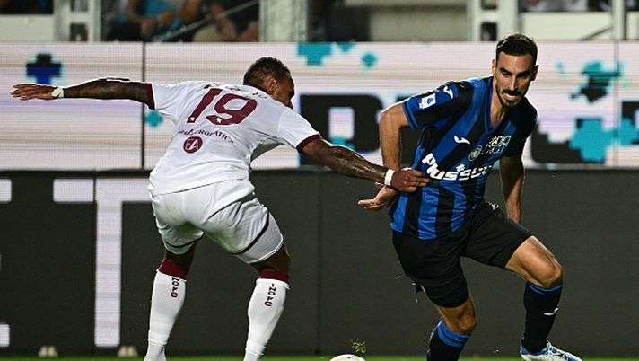 Torino's Austrian defender Valentino Lazaro (L) fights for the ball with Atalanta's Italian defender Davide Zappacosta during the Italian Serie A football match between Atalanta and Torino at The Atleti Azzurri d'Italia Stadium in Bergamo on September 1, 2022. (Photo by MIGUEL MEDINA / AFP) (Photo by MIGUEL MEDINA/AFP via Getty Images) Atalanta-Torino 1-0: la sblocca Koopmeiners su rigore sul gong del primo tempo - immagine 1