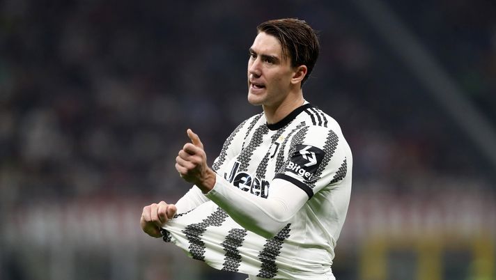 MILAN, ITALY - OCTOBER 08: Dusan Vlahovic of Juventus reacts as they gesture to the Referee during the Serie A match between AC Milan and Juventus at Stadio Giuseppe Meazza on October 08, 2022 in Milan, Italy. (Photo by Marco Luzzani/Getty Images) Vlahovic