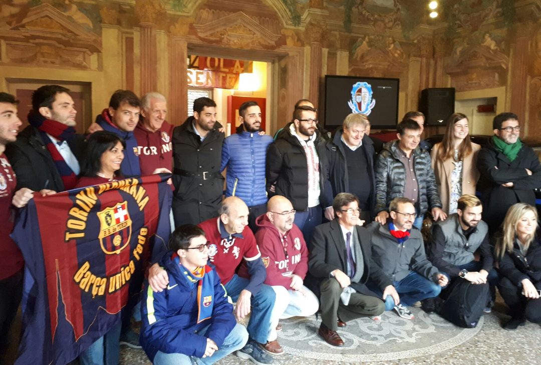I tifosi del Barcellona omaggiano ancora il Grande Torino: ecco la visita al Museo- immagine 1
