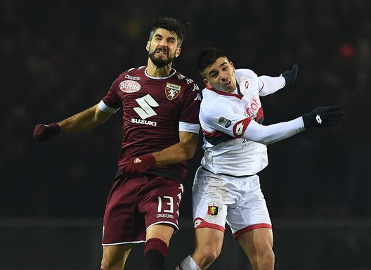  TURIN, ITALY - DECEMBER 22: Luca Rossettini (L) of FC Torino goes up with Giovanni Simeone of Genoa CFC during the Serie A match between FC Torino and Genoa CFC at Stadio Olimpico di Torino on December 22, 2016 in Turin, Italy. (Photo by Valerio Pennicino/Getty Images) 