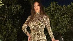 Fabiana Britto è uno spettacolo: il vestito leopardato esalta le curve da capogiro