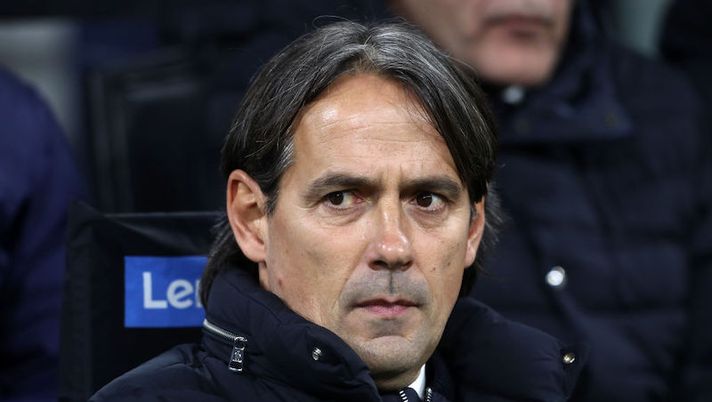 MILAN, ITALY - JANUARY 10: Simone Inzaghi, Head Coach of FC Internazionale, looks on prior to the Coppa Italia match between FC Internazionale and Parma Calcio at Stadio Giuseppe Meazza on January 10, 2023 in Milan, Italy. (Photo by Marco Luzzani/Getty Images) Inzaghi: “La verità su Dumfries e cosa filtra su Calhanoglu, Barella e Lukaku. Skriniar…” - immagine 1