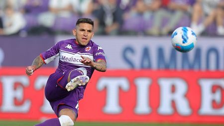 FLORENCE, ITALY - APRIL 16: Lucas Sebastián Torreira Di Pascua of ACF Fiorentina in action during the Serie A match between ACF Fiorentina and Venezia FC at Stadio Artemio Franchi on April 17, 2022 in Florence, Italy. (Photo by Gabriele Maltinti/Getty Images)