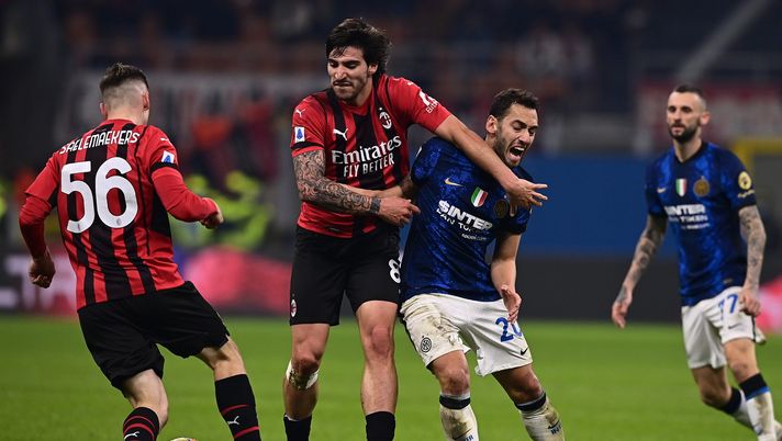 MILAN, ITALY - NOVEMBER 07: Hakan Calhanoglu of FC Internazionale challenges for the ball with Sandro Tonali during the Serie A match between AC Milan and FC Internazionale at Stadio Giuseppe Meazza on November 07, 2021 in Milan, Italy. (Photo by Mattia Ozbot - Inter/Inter via Getty Images ) Derby di Milano: sabato 5 febbraio alle 18 e poi altre 2 gare di fila a San Siro - immagine 1
