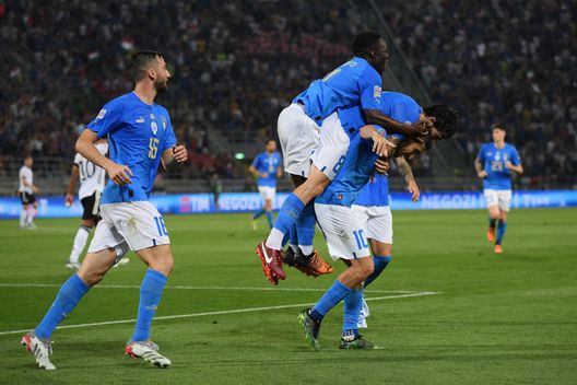 BOLOGNA, ITALY - JUNE 04: Lorenzo Pellegrini of Italy celebrates with teammates Sandro Tonali, Degnand Wilfried Gnonto and Bryan Cristante after scoring their team's first goal during the UEFA Nations League League A Group 3 match between Italy and Germany at Renato Dall'Ara Stadium on June 04, 2022 in Bologna, Italy. (Photo by Claudio Villa/Getty Images) Gnonto, che esordio: “L’attaccante deve prendersi dei rischi, sapevo che Kehrer era ammonito e l’ho puntato” - immagine 1