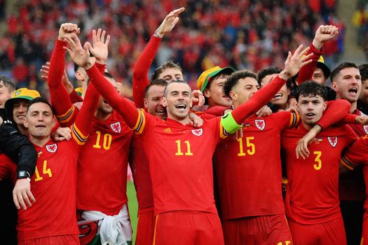 CARDIFF, WALES - JUNE 05: Gareth Bale of Wales celebrates with teammates after their sides victory, which qualifies Wales for the 2022 FIFA World Cup during the FIFA World Cup Qualifier between Wales and Ukraine at Cardiff City Stadium on June 05, 2022 in Cardiff, Wales. (Photo by Shaun Botterill/Getty Images) Bale cuore d’oro: incontra una famiglia gallese che aveva raggiunto Los Angeles solo per vederlo giocare - immagine 1