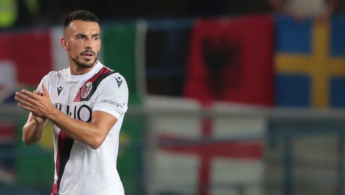 VERONA, ITALY - AUGUST 25:  Nicola Sansone of Bologna FC celebrates after scoring the opening goal during the Serie A match between Hellas Verona and Bologna FC at Stadio Marcantonio Bentegodi on August 25, 2019 in Verona, Italy.  (Photo by Emilio Andreoli/Getty Images) 