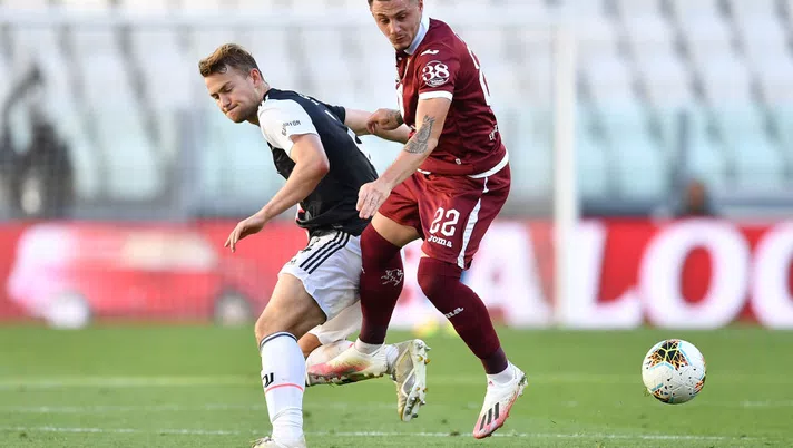 TURIN, ITALY - JULY 04:  Vincenzo Millico (R) of Torino FC competes with Matthijs de Ligt of Juventus during the Serie A match between Juventus and Torino FC at Allianz Stadium on July 4, 2020 in Turin, Italy.  (Photo by Valerio Pennicino/Getty Images )